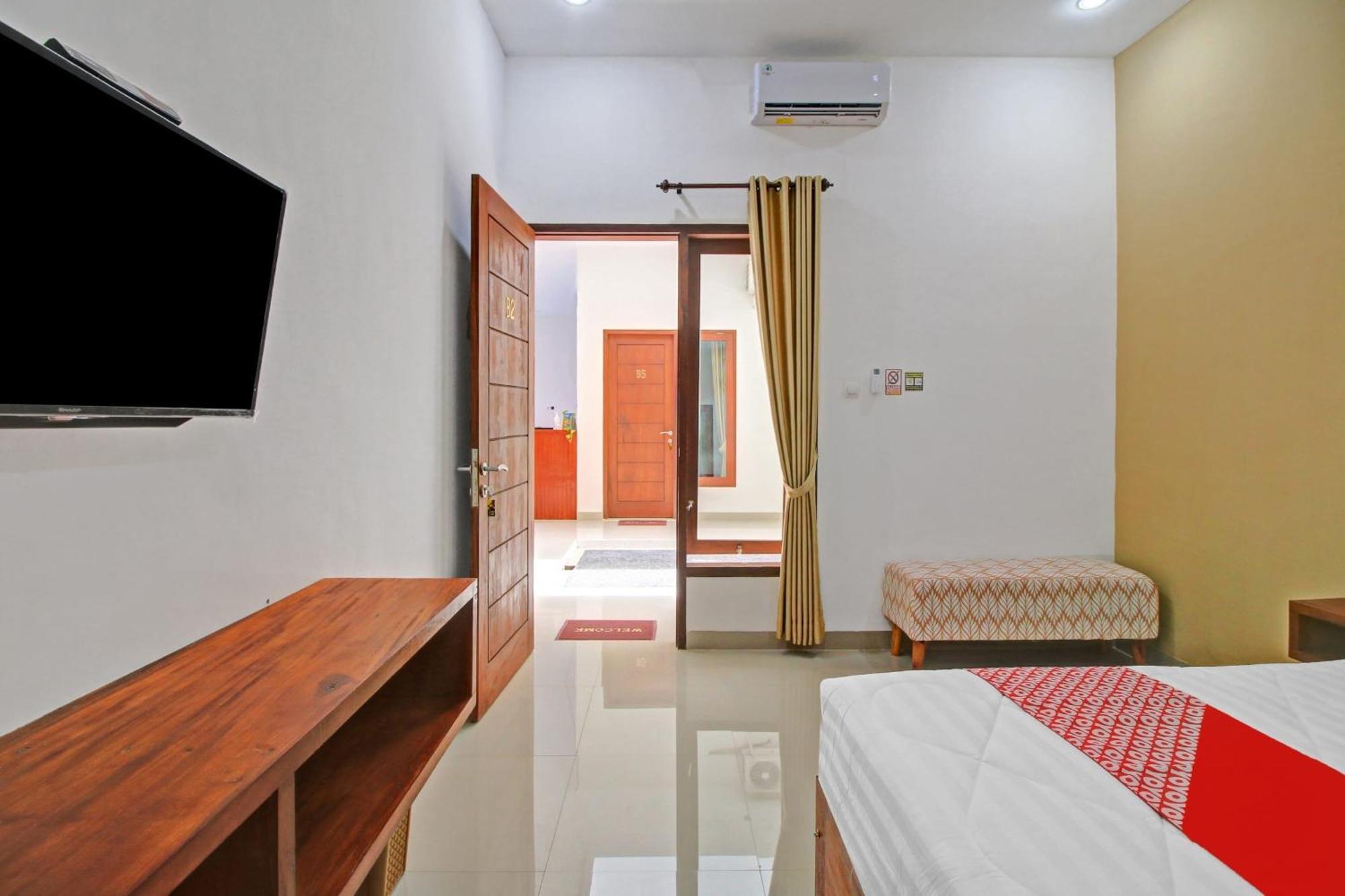 OYO 90820 Madania Guesthouse Syariah Mataram Bagian luar foto